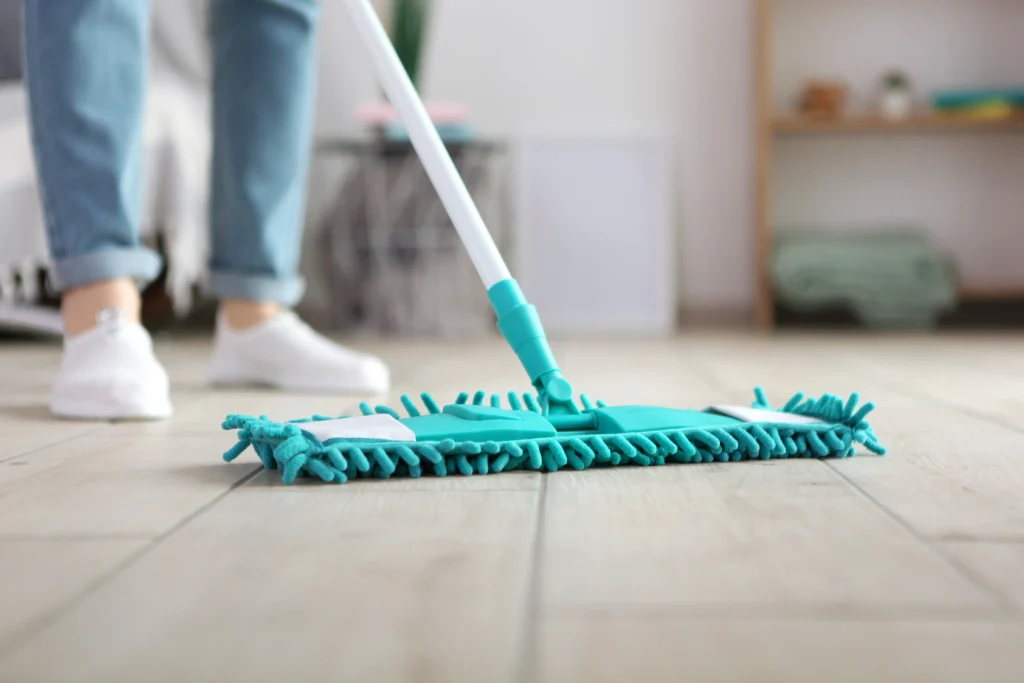 Bodenreinigung mit Mopp